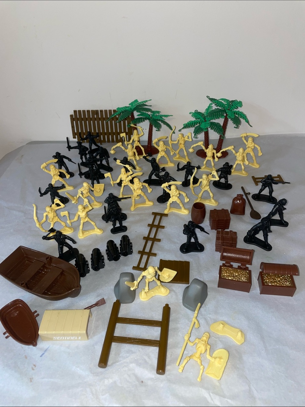 Vintage True Hero’s Legends Toy Soldiers Playset - Cream  & Black pirates